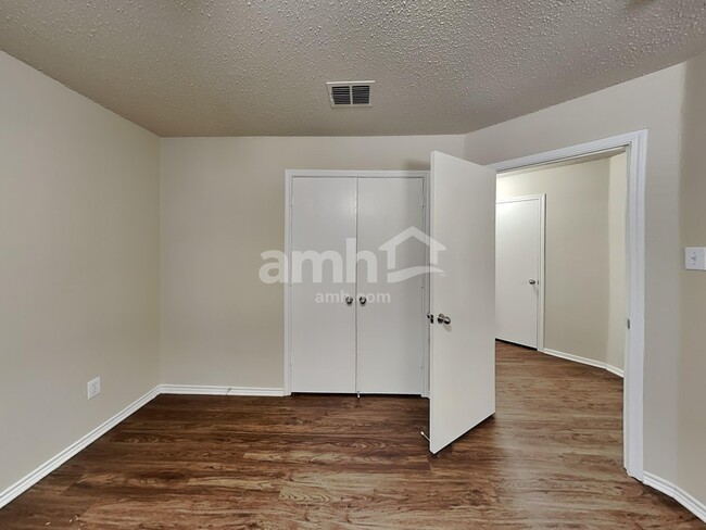 Building Photo - 16508 Jasmine Springs Dr