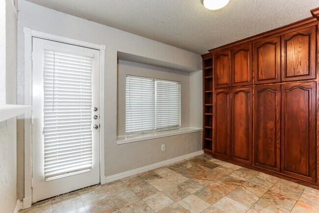 Building Photo - 1808 Rose Cir