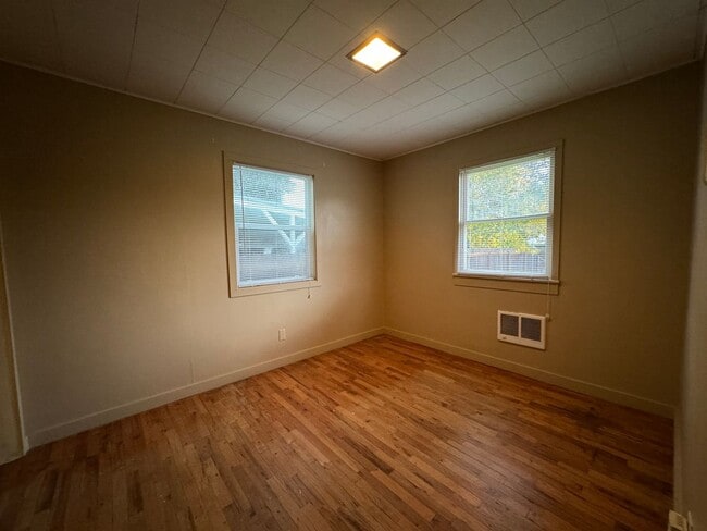 Building Photo - West Roseburg 2 Bedroom house