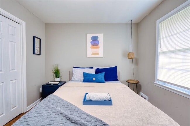 Building Photo - 2418 Brookdale Dr NE