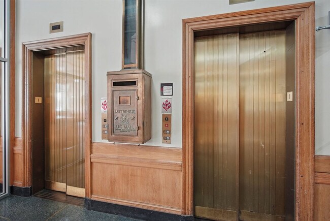 Building Photo - 400 Walnut St