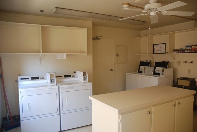 Building Photo - 55+ Senior Living Upgraded 1 BR 1 BA Gated...