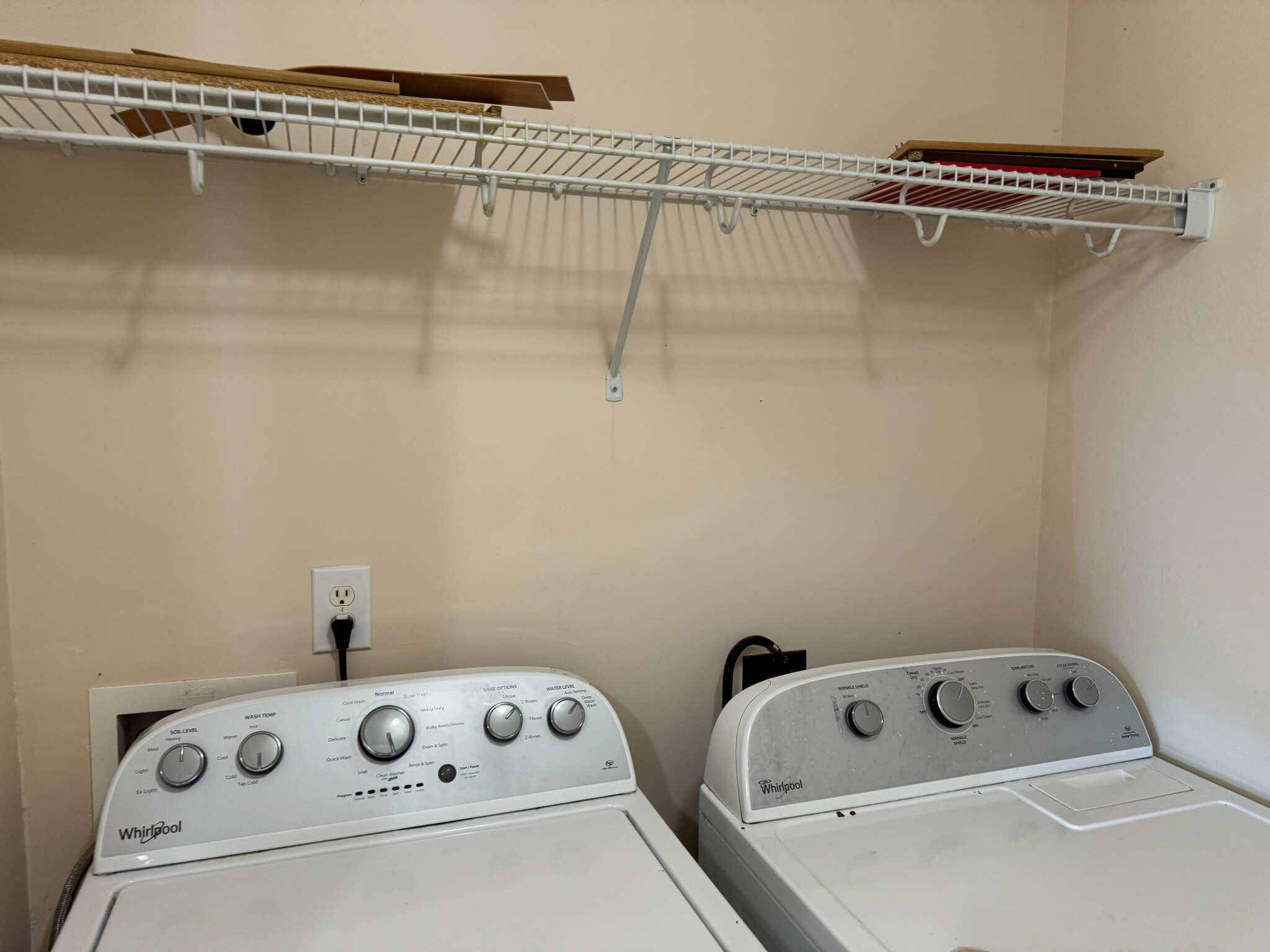 Building Photo - Room in House on Kinsley Pl