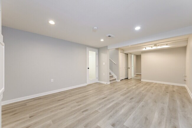 Building Photo - 981 Conifer Ct