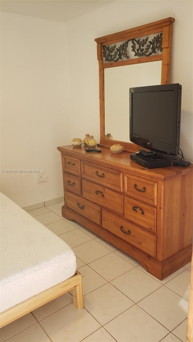 Building Photo - 2899 Collins Ave