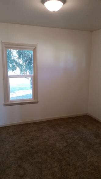 Building Photo - 423 3rd St W