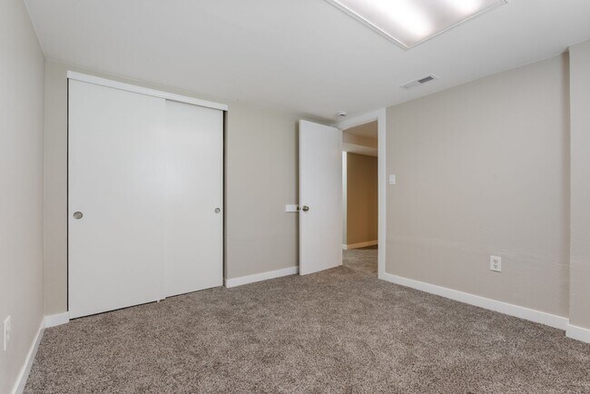 Building Photo - Spacious 5-bed, 2.5-bath home available in SE Portland