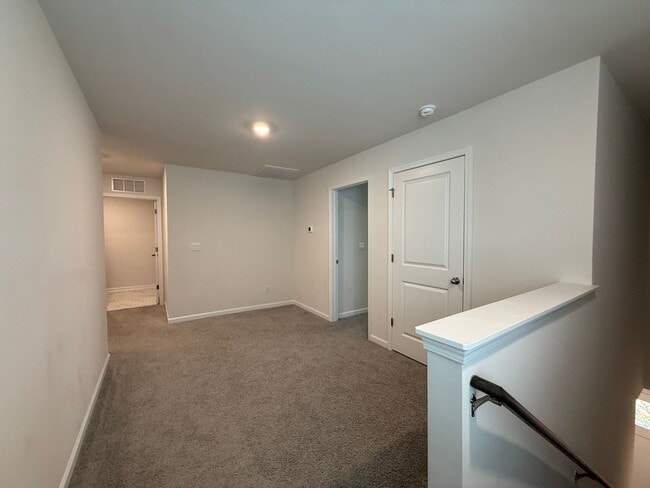 Building Photo - Spacious 5-Bedroom Home for Rent in The Falls – Modern, Comfortable, and Move-In Ready