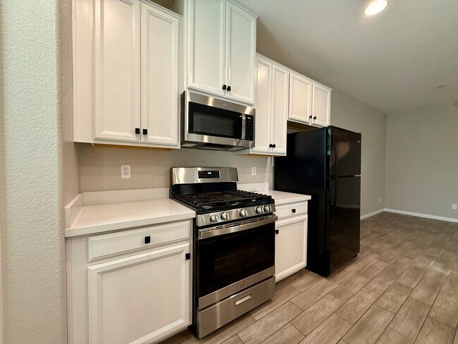 Building Photo - 3 BED 2.5 BATH 2 CAR GARAGE MODERN TOWNHOM...