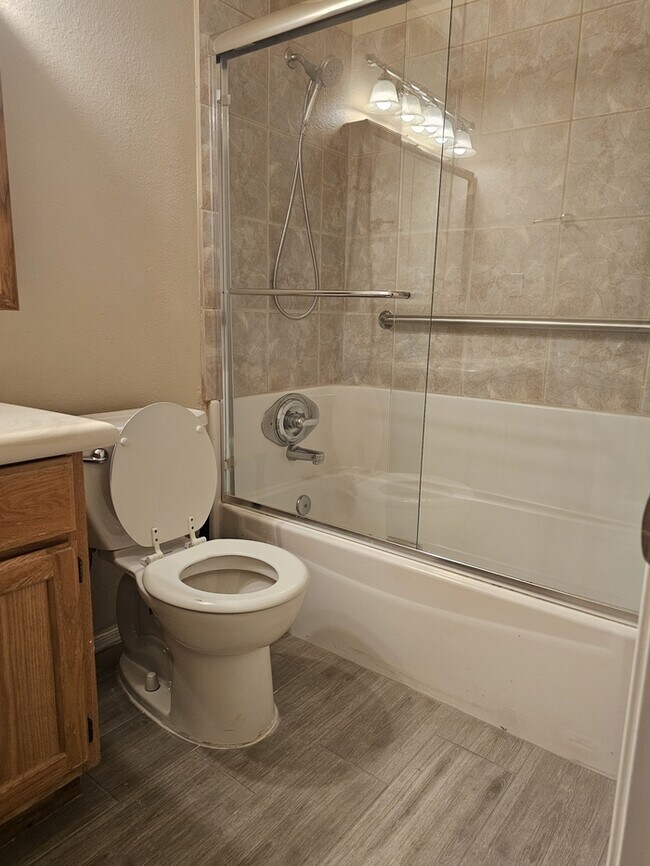 Building Photo - Great 3/2 in NE Phoenix with brand new flo...