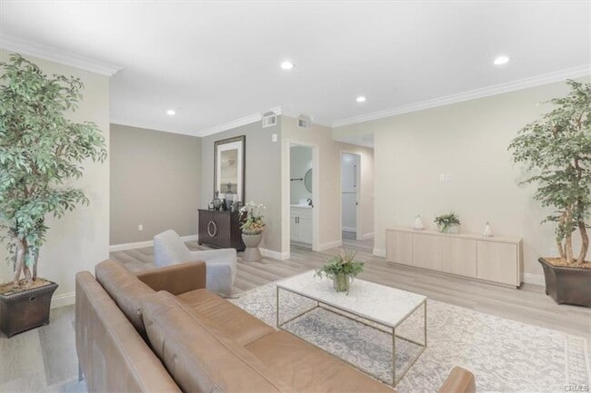 Building Photo - 571 Lincoln Ave