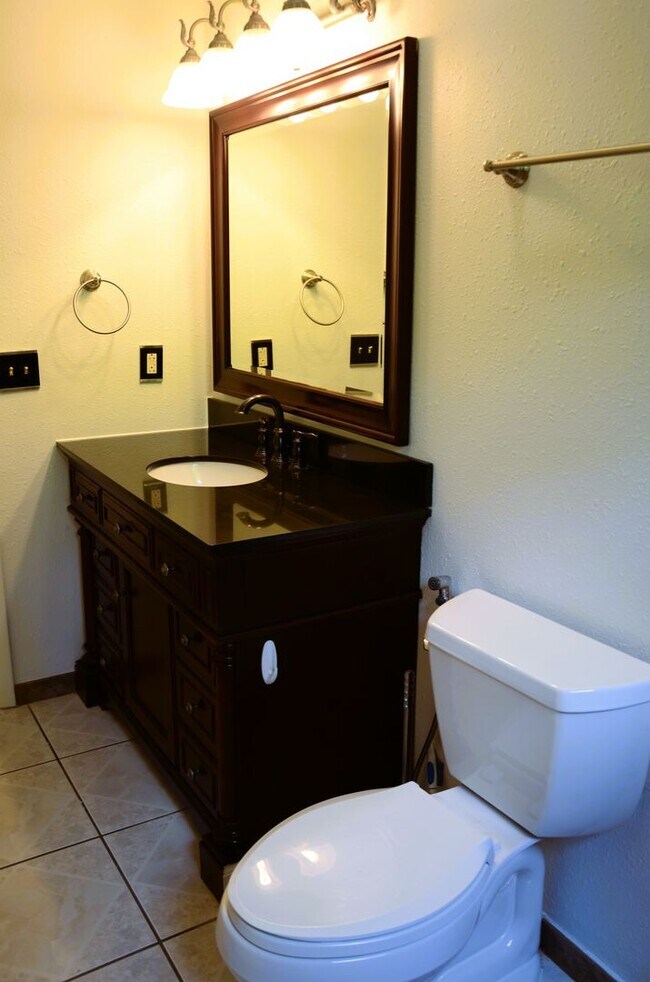 Building Photo - Spacious 4-Bed, 3-Bath Belle Isle Home wit...