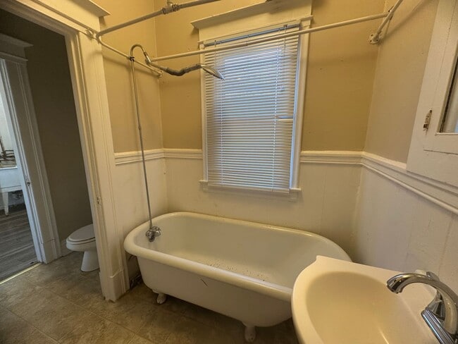 Building Photo - Updated 2 Bedroom with Office and Yard in the Heart of Midtown