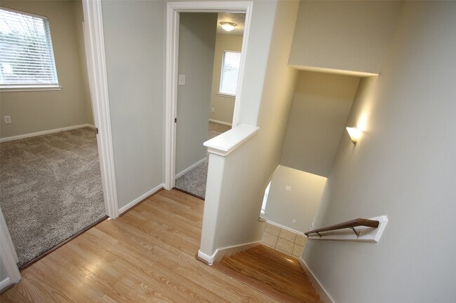 Building Photo - 527 Richcrest Dr