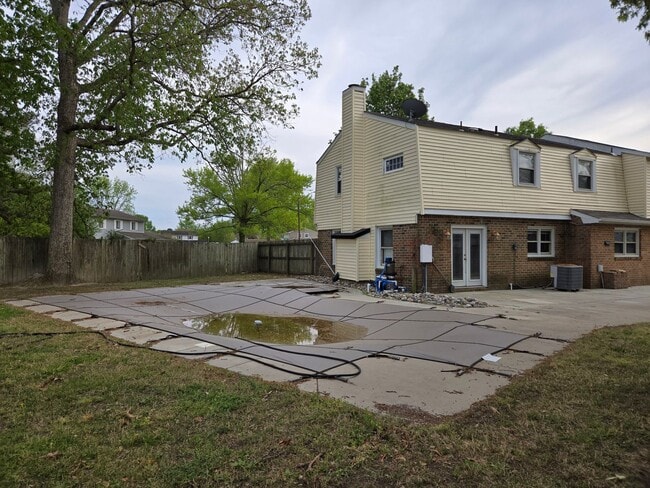 Building Photo - Spacious Five Bedroom