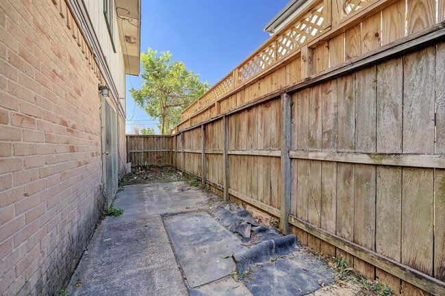 Building Photo - 1918 Upland Dr