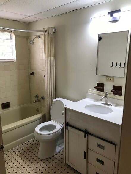 Building Photo - 944 Geranium St