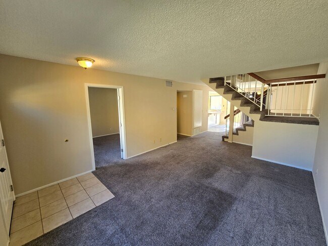 Building Photo - Fantastic 4 Bed, 3 Bath condo!