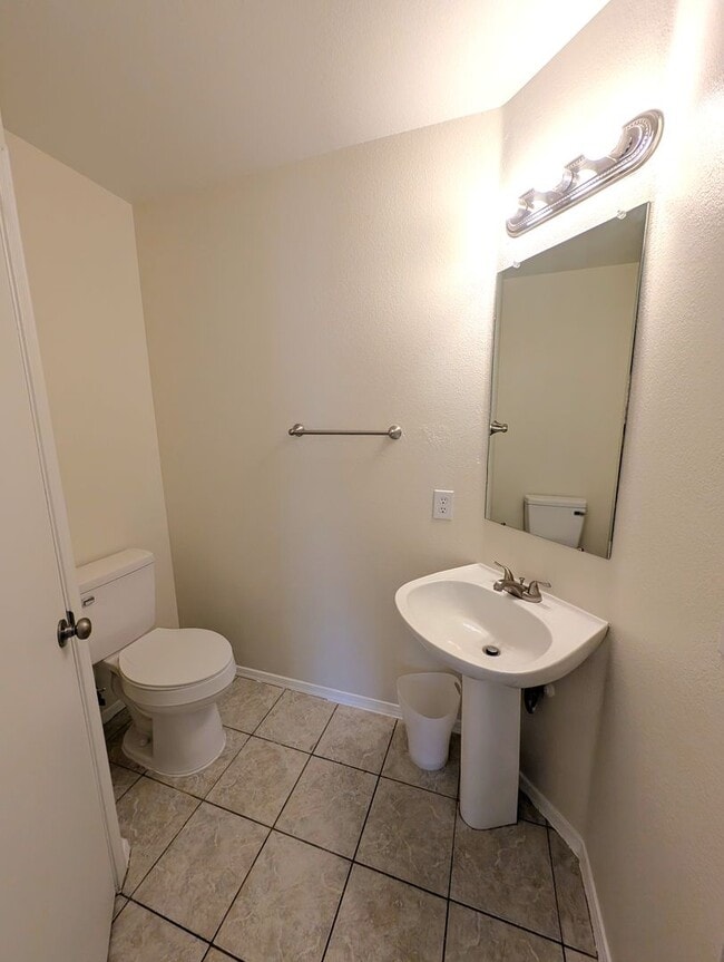Building Photo - 3 Bedroom Townhome at Townes at Southpark ...