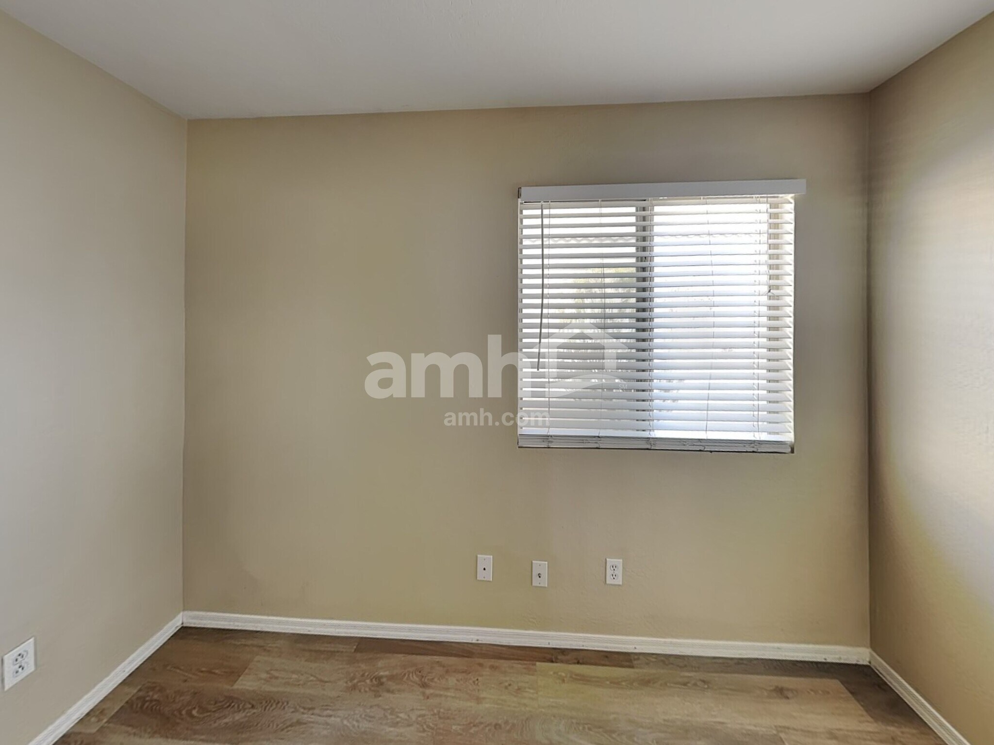 Building Photo - 9029 W Avalon Dr