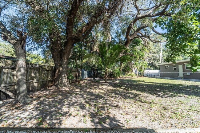 Building Photo - 1215 NE 127th St