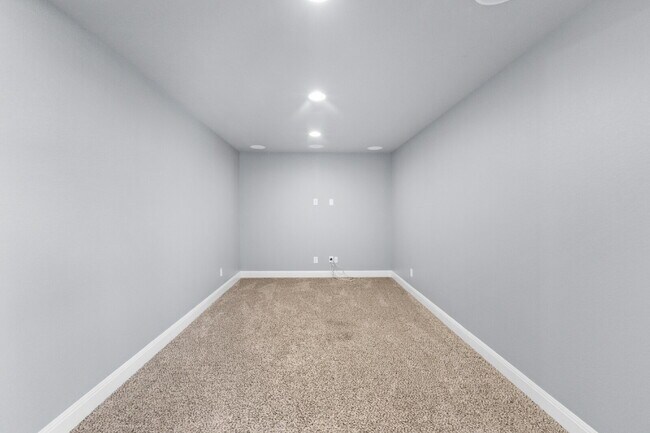 Building Photo - 10106 Macarthur Way