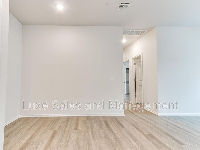 Building Photo - 3703 N Divis Ave