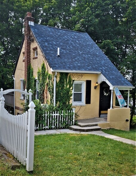 Building Photo - 20 Elm Ave