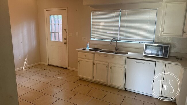 Building Photo - RATE DROP ALERT (was $1590/month)!