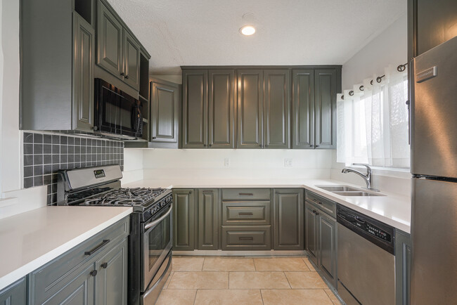 kitchen - 1322 S Ogden Dr