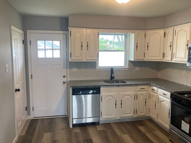 Building Photo - Bensalem 3 bedroom 1 bath + Basement near ...
