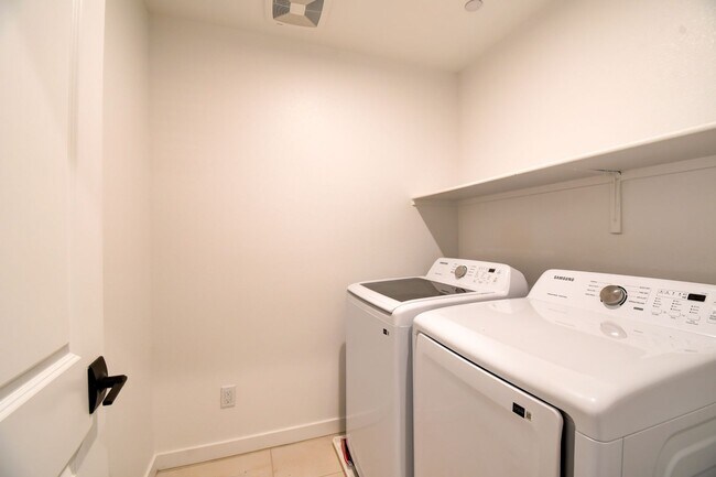 Building Photo - Stunning and Modern Townhome in Skye Canyon