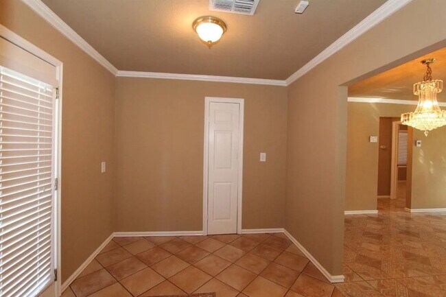 Building Photo - Centrally Located 2/1!