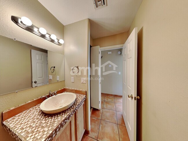 Building Photo - 6449 S Iberia Ave