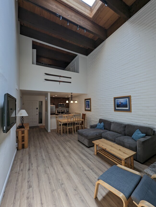 Building Photo - 120 Country Club Dr