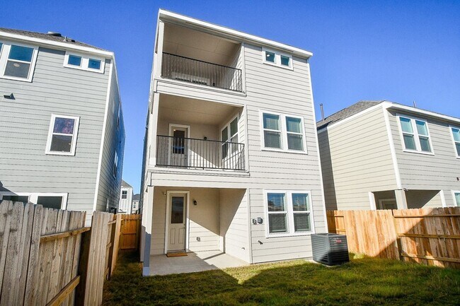Building Photo - 2204 Via Laura Ln