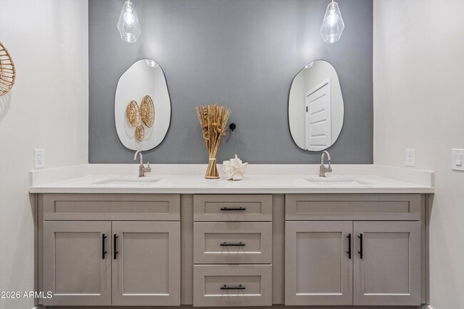 Building Photo - 1642 E Monte Vista Rd