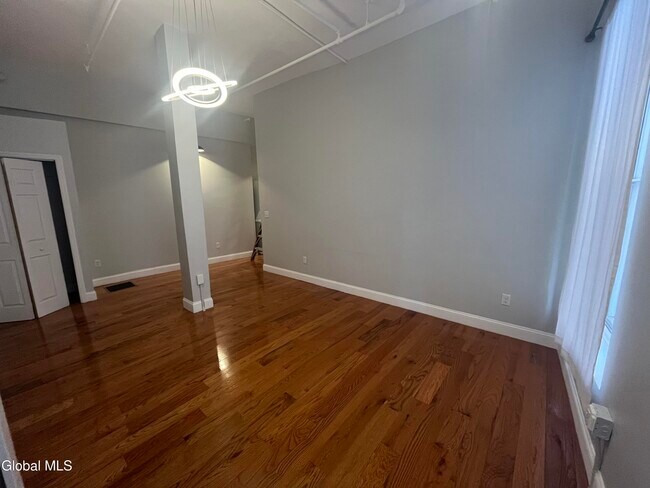 Building Photo - 37 Maiden Ln