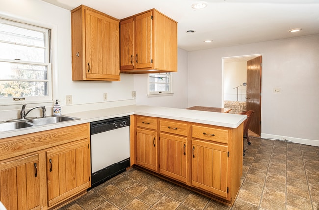 Building Photo - 314 S Arbutus Dr