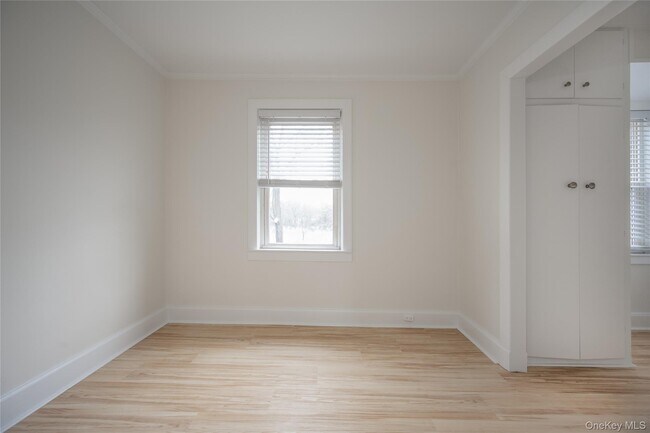 Building Photo - 14 Deane Pl