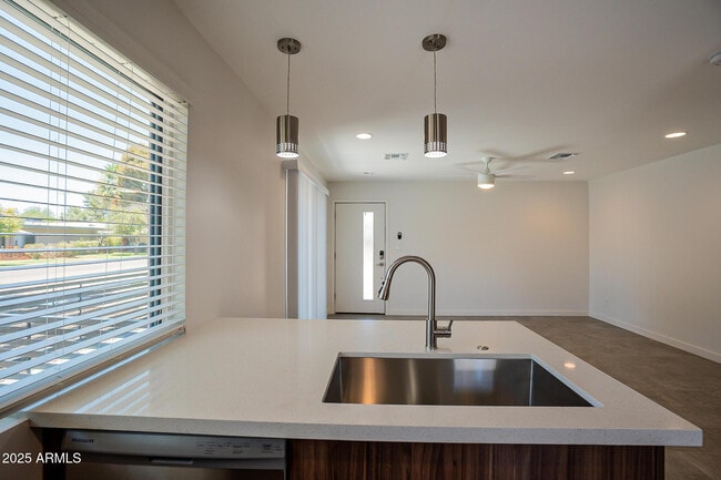 Building Photo - 6227 N 13th Pl