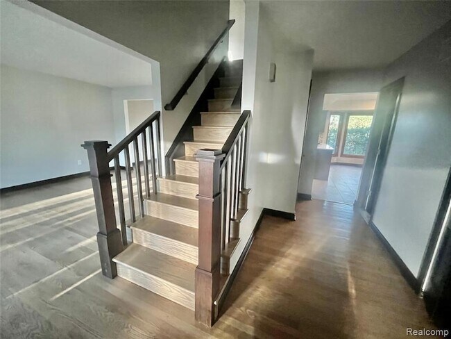 Building Photo - 5160 Orchard Crest