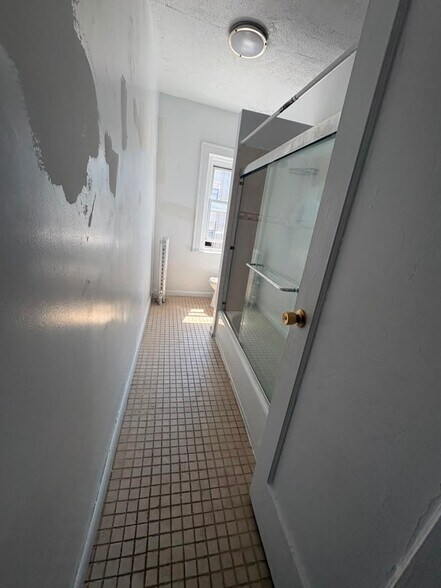 Building Photo - 107 Elm St