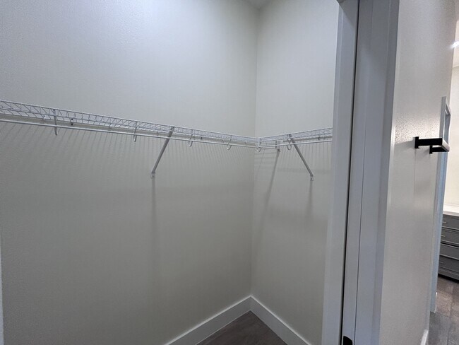 Building Photo - 3915 Rodeo Dr N