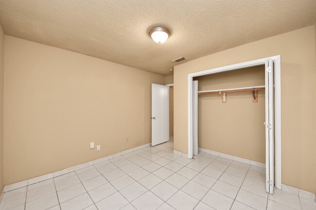 Building Photo - 10711 Forest Leaf Dr