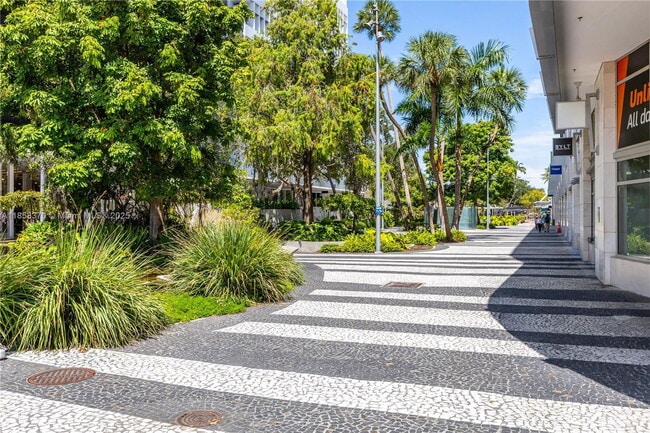 Building Photo - 1331 Lincoln Rd