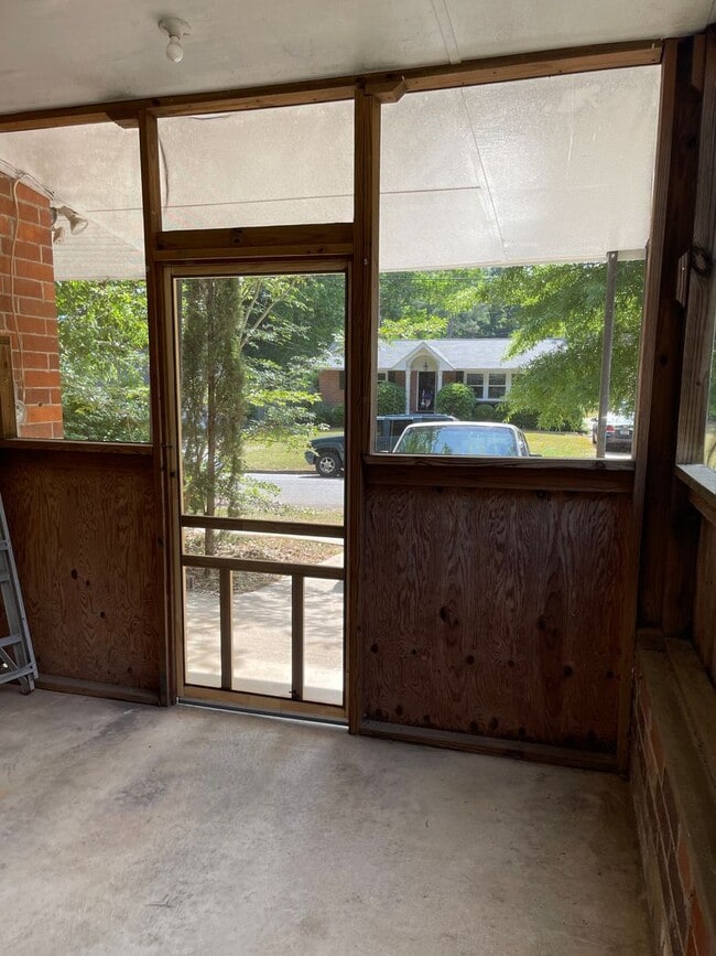 Building Photo - 2 bedroom, 1 bathroom updated home in Norm...
