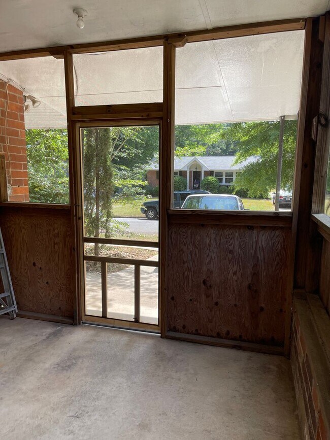 Building Photo - Available Now! *App Fees Waived for February!* 2 bedroom/1 bathroom updated home in Normaltown Av...