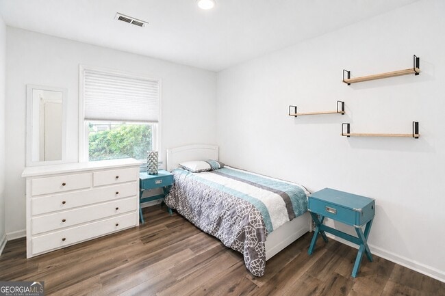 Building Photo - 135 Summer Brooke