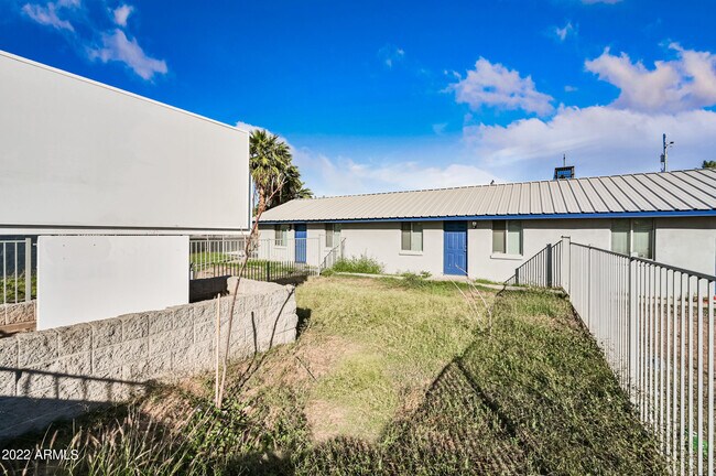 Building Photo - 1860 W Glenrosa Ave